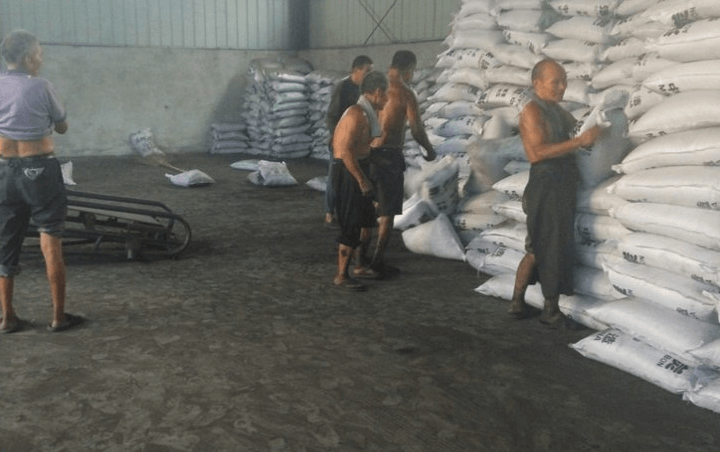 工人們把木質(zhì)<a href=http://www.057412356.com/zzhxt/ target=_blank class=infotextkey>柱狀活性炭</a>裝袋，打包準(zhǔn)備發(fā)車