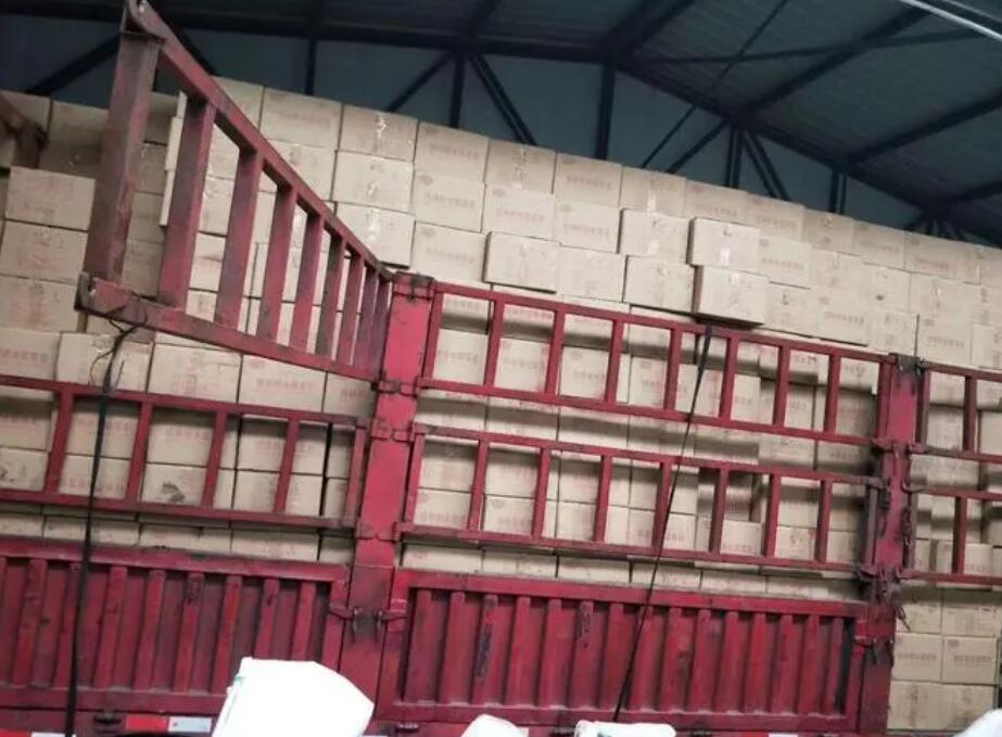 特種<a href=http://www.057412356.com/fwzhxt/ target=_blank class=infotextkey>蜂窩活性炭</a>裝車發(fā)貨