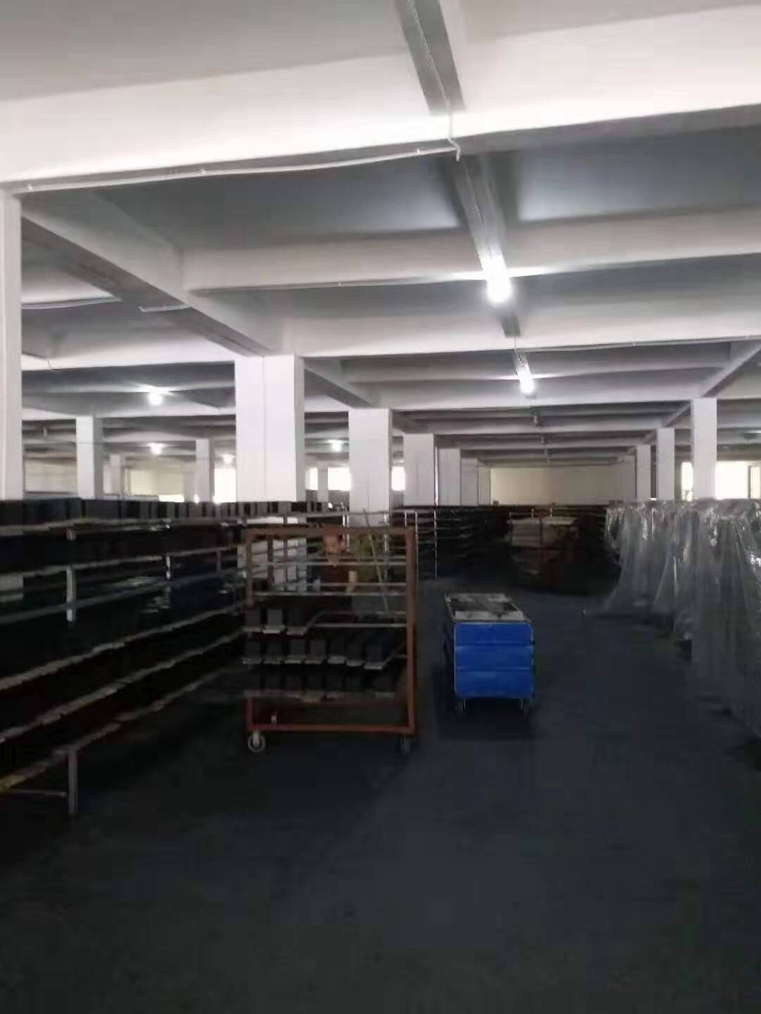 存放蜂窩活性炭的大型倉(cāng)庫(kù)